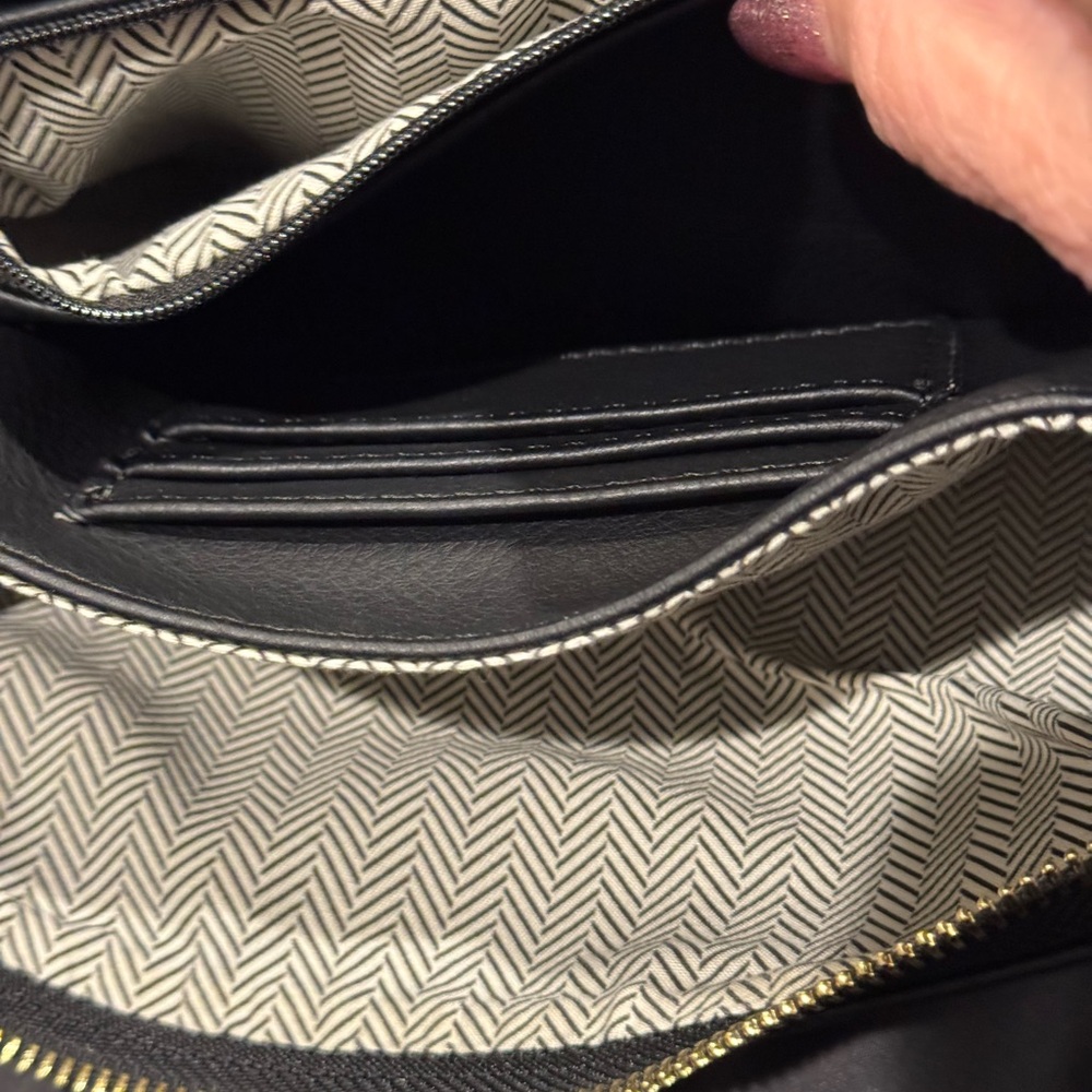 Jen & Co wristlet w/3 pockets. 2 D Rings, add own guitar strap for a crossbody. - Picture 6 of 9